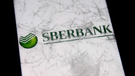Le logo du groupe Sberbank à Cracovie (Pologne), le 28 février 2022. (JAKUB PORZYCKI / NURPHOTO / AFP)