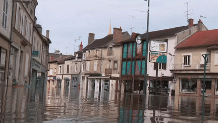 Comme l'Indre-et-Loire, la Vienne a été placée en vigilance rouge crues par Météo-France, samedi 30 mars. Dans la commune de Montmorillon, les habitations et les commerces sont inondés. (franceinfo)