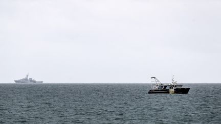 Un navire de la marine britannique surveille les eaux de Jersey, le 6 mai 2021.&nbsp; (SAMEER AL-DOUMY / AFP)