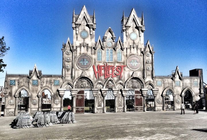 Les portes de l'Enfer... au Hellfest 2015
 (Replica Promotion)