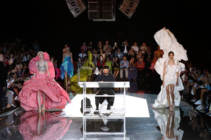 Défilé&nbsp;Schiaparelli haute&nbsp;couture automne-hiver 2019-20 lors de la semaine de la mode parisienne, le 1er juillet 2019 (FRANCOIS GUILLOT / AFP)