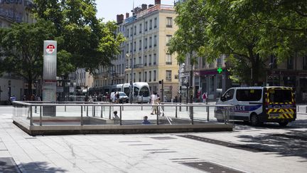 La place Gabriel-Peri, dans le 7e arrondissement de Lyon, où les policiers ont été agressés, le 21 juillet 2022. (NORBERT GRISAY / HANS LUCAS)