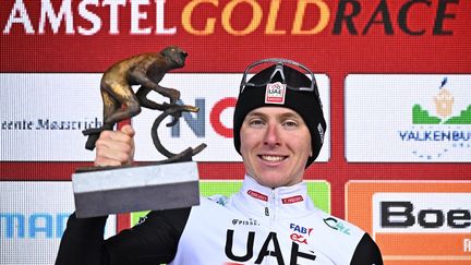 Tadej Pogacar sur la plus haute marche du podium de l'Amstel Gold Race, dimanche 16 avril 2023. (JASPER JACOBS / AFP)