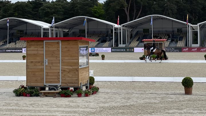 Les juges de dressage sont postés dans des petites cabanes au bord de la carrière, comme ici e 27 avril 2024 à Fontainebleau (Seine-et-Marne). (SASHA BECKERMANN / FRANCEINFO: SPORT)