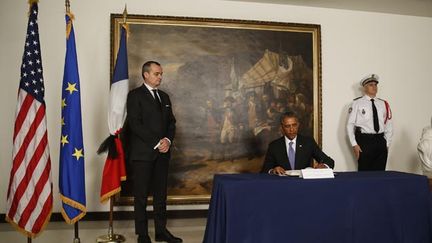 &nbsp; (Le président américain a signé jeudi le recueil de condoléances ouvert à l'ambassade de France à Washington © REUTERS/Jim Bourg)