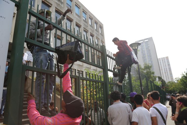 Des migrants escaladent la grille du lyc&eacute;e d&eacute;saffect&eacute; Jean-Quarr&eacute;, dans le 19e arrondissement de Paris, le 31 juillet &nbsp;2015.&nbsp; (CITIZENSIDE/ANTHONY DEPERRAZ / CITIZENSIDE.COM)