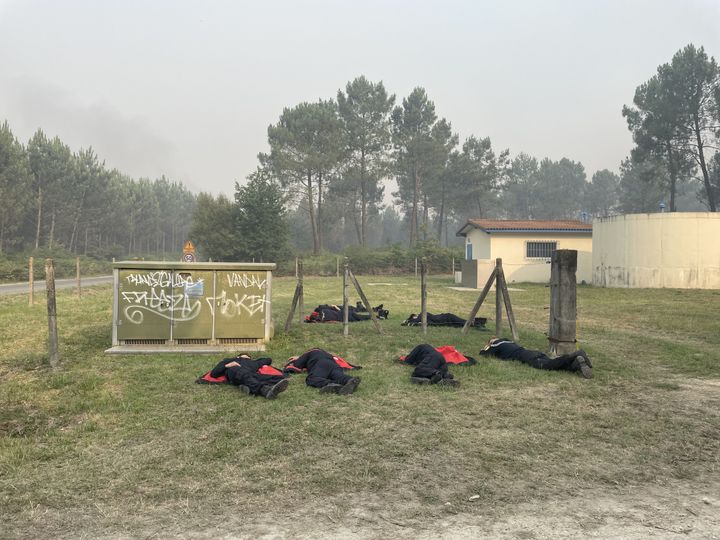 Firefighters resting in the "restricted zone" near Louchats, in Gironde, this summer.   (MARIE ROUARCH / RADIO FRANCE / FRANCE BLUE)