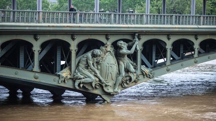 Les ponts de Paris, ici le pont de Bir Hakeim, le 2 juin 2016, sont menacés par la montée des eaux depuis plusieurs jours.&nbsp; (YANN KORBI / CITIZENSIDE / AFP)