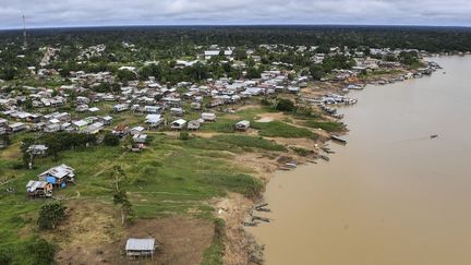 La rivière Javari, à Atalaia do Norte, en Amazonie, dans le nord du Brésil, le 20 juin 2020.&nbsp; (EVARISTO SA / AFP)