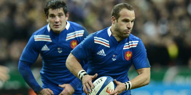 Frédéric Michalak attaque, suivi par Florian Fritz (XV de France)