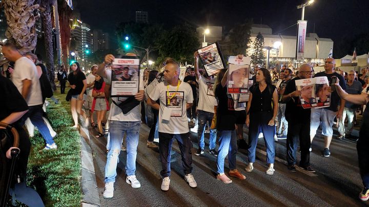 Les familles des otages manifestent à Tel-Aviv le 28 octobre 2023 pour faire pression sur le gouvernement de Netanyahou. (FAUSTINE CALMEL / RADIO FRANCE)