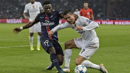 Le défenseur parisien, même pas impressionné de croiser la route de Cristiano Ronaldo. (MIGUEL MEDINA / AFP)