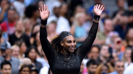 Serena Williams salue le public du Arthur-Ashe après sa qualification pour le troisième tour de l'US Open, le 31 août 2022. (ANGELA WEISS / AFP)