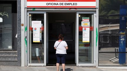 Une femme se tient devant une "Oficina de empleo", l'équivalent espagnol d'une agence Pôle emploi. (JUAN CARLOS HIDALGO / EFE/Newscom/MaxPPP)