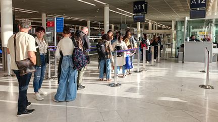 Des passagers patientent à l'aéroport d'Orly, à Paris, le 5 août 2023. (RICCARDO MILANI / HANS LUCAS / AFP)