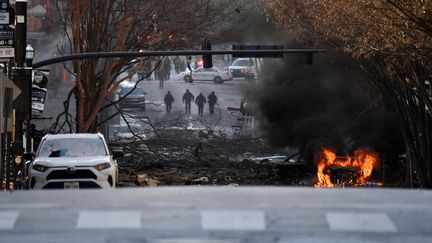 Une voiture brûle dans le centre-ville de Nashville, à la suite d'une explosion, le 25 décembre 2020. (USA TODAY SPORTS / REUTERS)