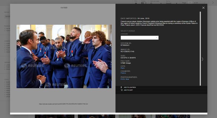 Capture d'écran de la photo d'Antoine Griezmann adressant un salut militaire à Emmanuel Macron, le 4 juin 2019 à l'Elysée (Paris), dans le catalogue de Reuters. (FRANCEINFO)