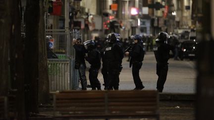 L'opération de police lancée à Saint-Denis (Seine-Saint-Denis) le 18 novembre 2015. (KENZO TRIBOUILLARD / AFP)