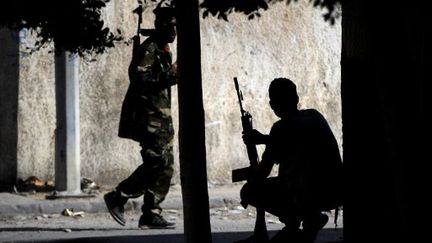 Combattants rebelles dans les rues de Tripoli au matin du 22 août 2011 (AFP - FILIPPO MONTEFORTE)