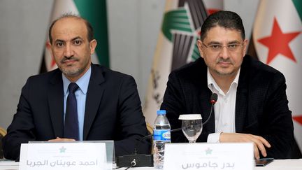 Ahmad Jarba (gauche),&nbsp;le pr&eacute;sident&nbsp;la coalition syrienne oppos&eacute;e au pr&eacute;sident syrien Bachar Al-Assad, et un autre opposant, &agrave; Istanbul (Turquie), le 18 janvier 2014. (MHD ZIADEH / SYRIAN NATIONAL COALITION MEDIA / AFP)