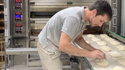 Romain, salarié de la boulangerie "La Pompadour", dans le 16e arrondissement de Paris, mercredi 16 mars 2022. (SOPHIE ALLEMAND / RADIO FRANCE)