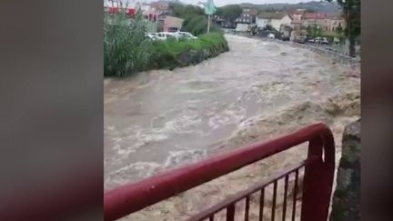 Un épisode de fortes pluies orageuses a touché les Alpes-Maritimes. Les précipitations ont paralysé le centre-ville de nombreuses communes. (France 2)