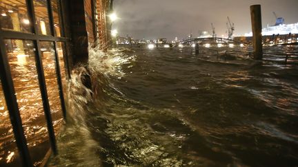 Le march&eacute; aux poissons dans le port de Hambourg en Allemagne est submerg&eacute; par l'eau,&nbsp;le 5 d&eacute;cembre 2013. (BODO MARKS / AFP)