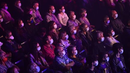 Comme ce public&nbsp;masqué&nbsp;au&nbsp;concert de Tri Yann au Liberté de Rennes le 25 septembre 2020, la foule, la sueur et la promiscuité sont exclues des festivals de l'été 2021 en raison de la crise sanitaire. (THOMAS BREGARDIS / MAXPPP)