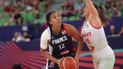 La Française Iliana Rupert face à la Hongroise Agnes Torok en petite finale de l'Eurobasket, le 25 juin 2023. (ALES BENO / AFP)