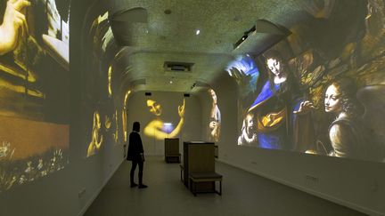 À l'intérieur du nouvel espace immersif dédié à la peinture de Vinci, le 12 mai 2021 (AVENET PASCAL / HEMIS.FR / AFP)