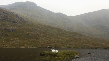 Un panneau "Yes" est install&eacute; sur l'&icirc;le &eacute;cossaise de Lewis dans les H&eacute;brides ext&eacute;rieures (Royaume-Uni), le 13 septembre 2014. (CATHAL MCNAUGHTON / REUTERS)