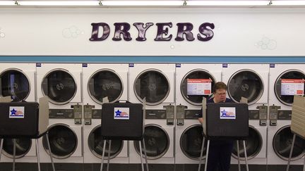 Bureau de vote install&eacute; dans une laverie automatique pour les primaires r&eacute;publicaines dans l'Illinois &agrave; Chicago, le 20 mars 2012. (JIM YOUNG / REUTERS)