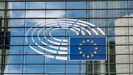 La façade du Parlement européen, à Bruxelles (Belgique), le 20 mai 2023. (SANDRINE MARTY / HANS LUCAS)