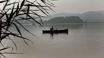 Une barque sur le lac d'Aiguebelette (Savoie), le 26 septembre 2009. (  MAXPPP)