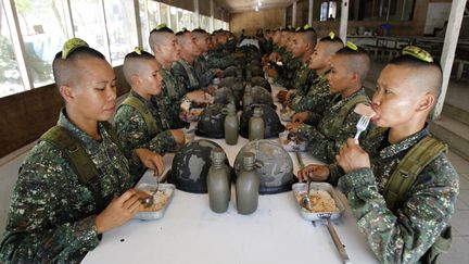 De jeunes recrues des marines d&eacute;jeunent avec beaucoup de maintien apr&egrave;s une s&eacute;ance d'entra&icirc;nement &agrave; Manille (Philippines), le 5 f&eacute;vrier 2013. (ROMEO RANOCCO / REUTERS)