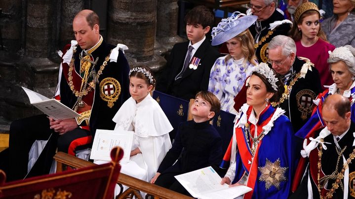 Le prince Louis pendant la cérémonie religieuse du couronnement du roi Charles III, son grand-père, le 6 mai 2023, dans l'abbaye de Westminster, à Londres (Royaume-Uni). (YUI MOK / POOL / AFP)