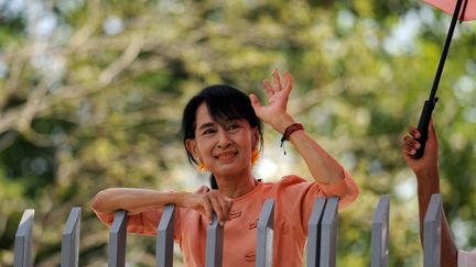 Aung San Suu Kyi salue ses partisans depuis son domicile de Rangoun, en Birmanie, le 16 avril 2012.&nbsp; (SOE THAN WIN / AFP)