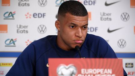 Kylian Mbappé lors de la conférence de presse de l'équipe de France à la veille du match contre Gibraltar, le 15 juin 2023. (FRANCK FIFE / AFP)