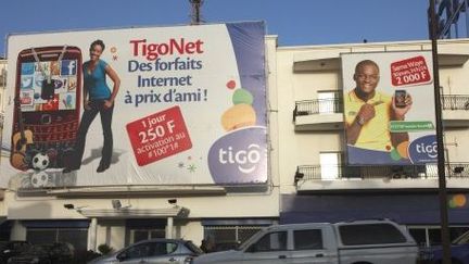 Publicités pour des forfaits mobiles avec Internet au Sénégal. (NICOLAS THIBAUT / PHOTONONSTOP)