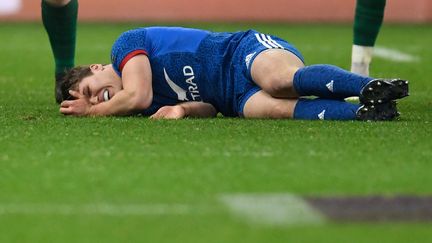 Le demi de mêlée des Bleus Antoine Dupont gît au sol après s'être blessé, lors de la rencontre France-Irlande, au Stade de France, le 3 février 2018. (CHRISTOPHE SIMON / AFP)