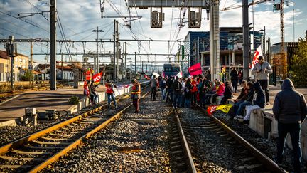 Des grévistes sur une voie ferrée, à Perpignan, le 10 janvier 2020. (JC MILHET / HANS LUCAS / AFP)