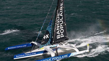 Le bateau Maxi Banque Populaire XI, barré par Armel Le Cléac'h et Sébastien Josse, lors du départ de la Transat Jacques Vabre, le 29 octobre 2023. (MAXPPP)