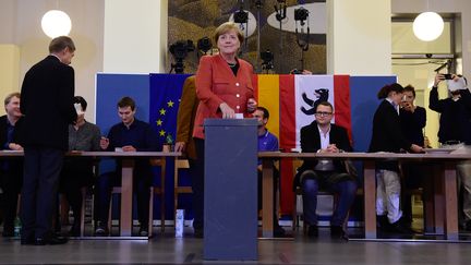 La chancelière allemande, Angela Merkel, vote pour les élections&nbsp;législatives, à Berlin, le 24 septembre 2017. (TOBIAS SCHWARZ / AFP)