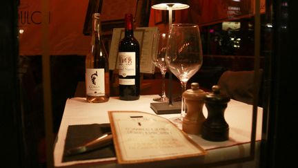 La table d'un restaurant à Paris, le 24 novembre 2020 pendant le deuxième confinement. (QUENTIN DE GROEVE / HANS LUCAS / AFP)