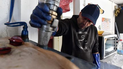 Une livraison de combustible dans une chaudière à fioul, le 18 octobre 2018, à Plérin (Finistère). (CLAUDE PRIGENT / MAXPPP)