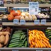 Un étal de supermarché à Paris, le 20 septembre 2023. (RICCARDO MILANI / HANS LUCAS / AFP)