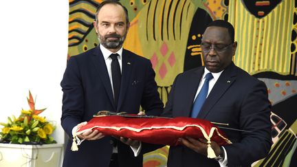 Le Premier ministre français Edouard Philippe a symboliquement remis&nbsp;le 17 novembre&nbsp;au président sénégalais Macky Sall&nbsp;le sabre d'Omar Saïdou Tall. (SEYLLOU / AFP )