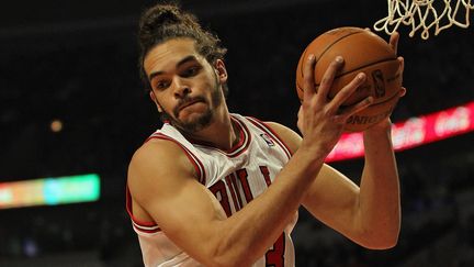 Le pivot fran&ccedil;ais Joakim Noah, ici lors d'un match opposant les Chicago Bulls aux New Jersey Nets, le 23 janvier 2012 &agrave; Chicago (Etats-Unis). (JONATHAN DANIEL / GETTY IMAGES / AFP)