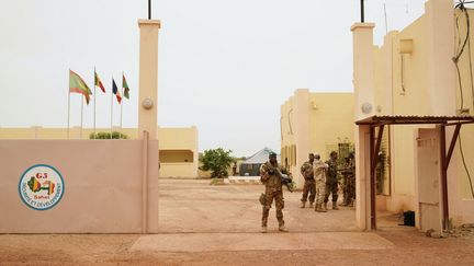 Un soldat malien se tient devant le camp de&nbsp;Sévaré, le 30 mai 2018. (SEBASTIEN RIEUSSEC / AFP)