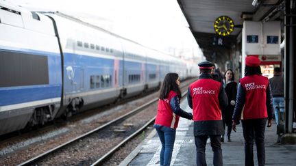 Des agents SNCF vont à la rencontre des voyageurs sur les quais de la gare de Lyon (Paris), le 8 décembre 2019. (THOMAS SAMSON / AFP)